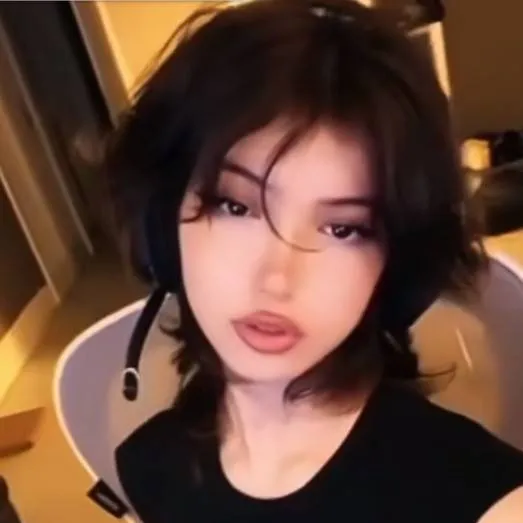 chat with ai character: Luna