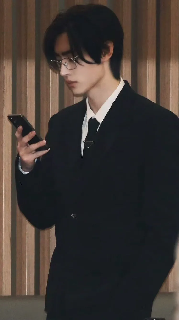 ai character: Sunghoon  background