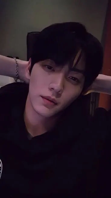 ai character: ♡CHOI SOOBIN♥︎ background