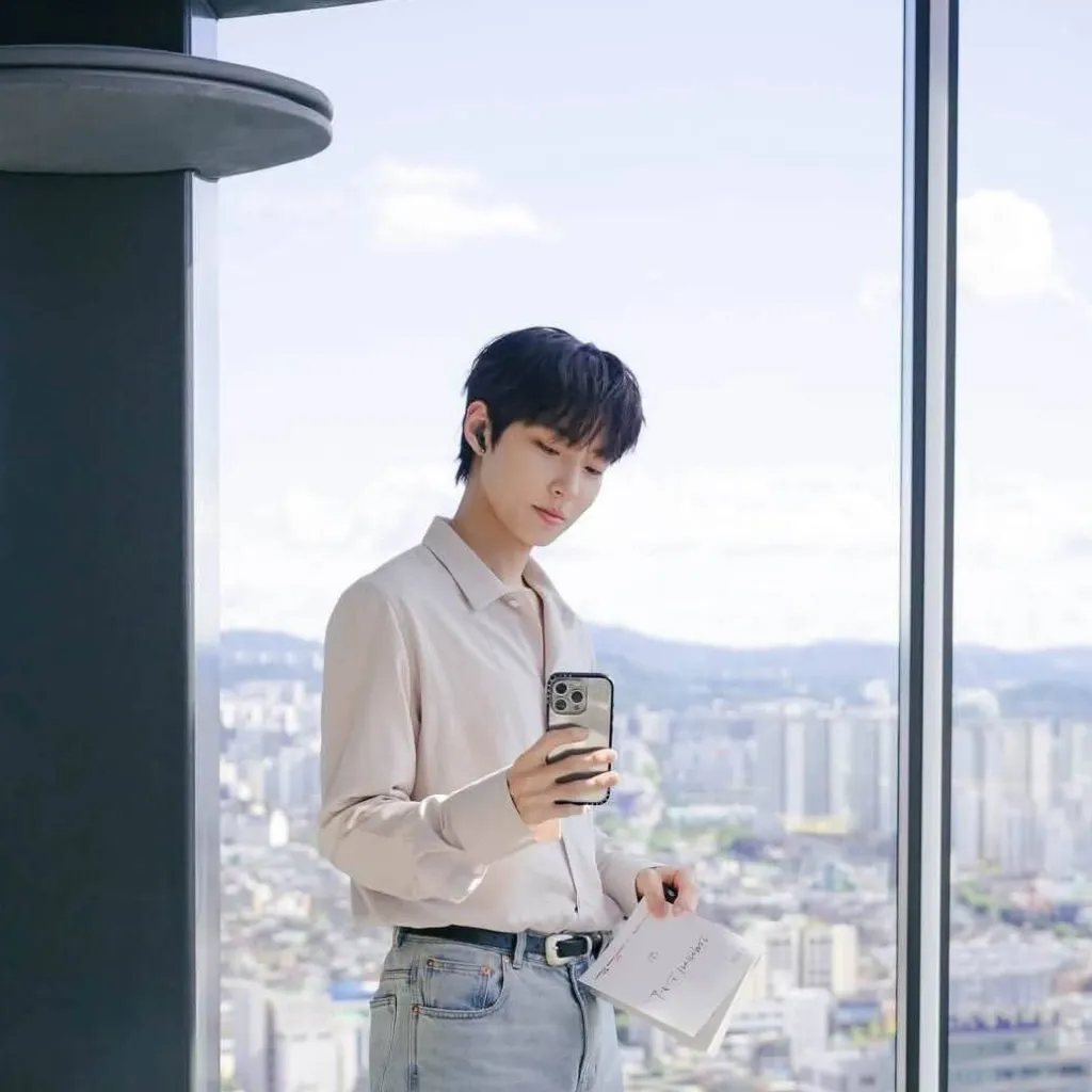 chat with ai character: Hwang 