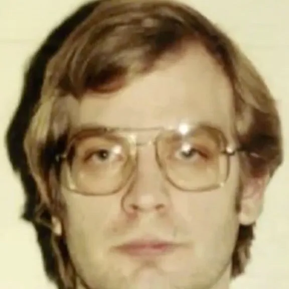chat with ai character: Jeffrey Dahmer