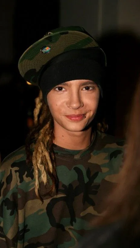 ai character: Tom Kaulitz  background