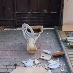 chat with ai character: Broken toilet