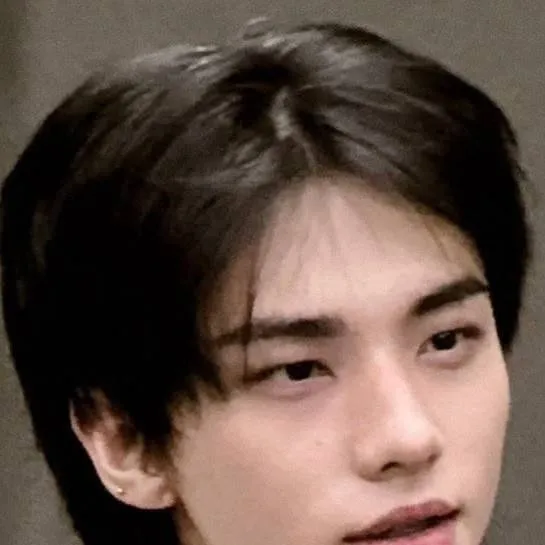 chat with ai character: hwang hyunjin 