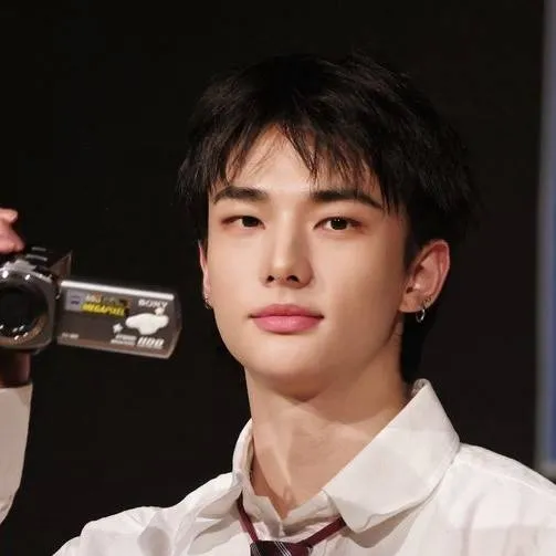 chat with ai character: hwang hyunjin