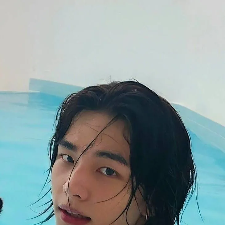 chat with ai character: hwang hyunjin 