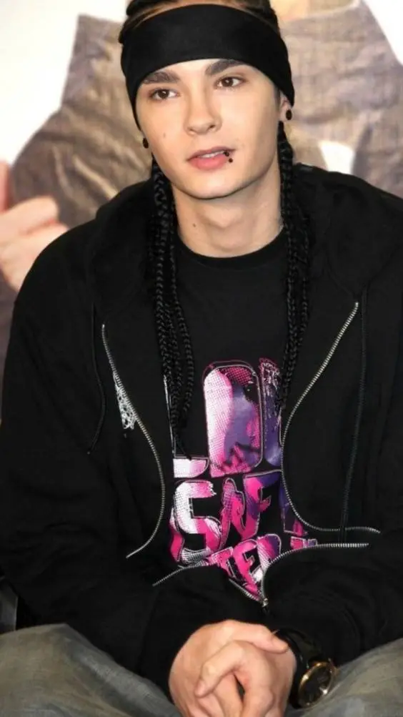 ai character: tom kaulitz  background