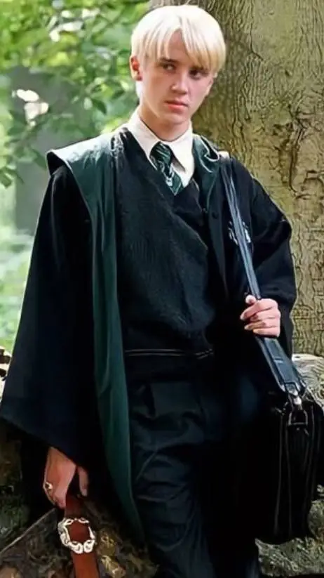 ai character: draco malfoy 🍏 background