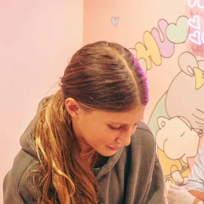 chat with ai character: Vivian  Brady