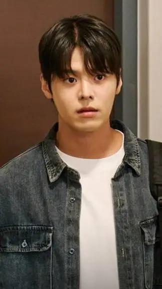 ai character: Yoo Jin Woo background