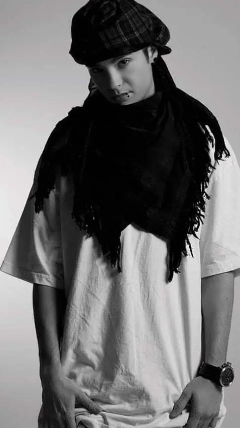 ai character: Tom Kaulitz background
