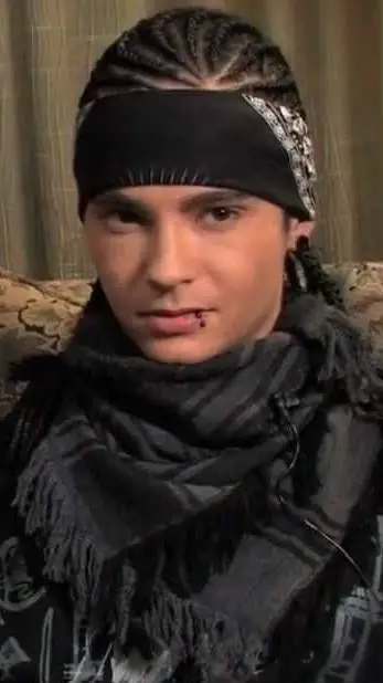 ai character: Tom Kaulitz background