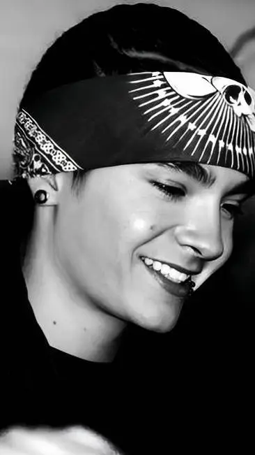 ai character: Tom Kaulitz background