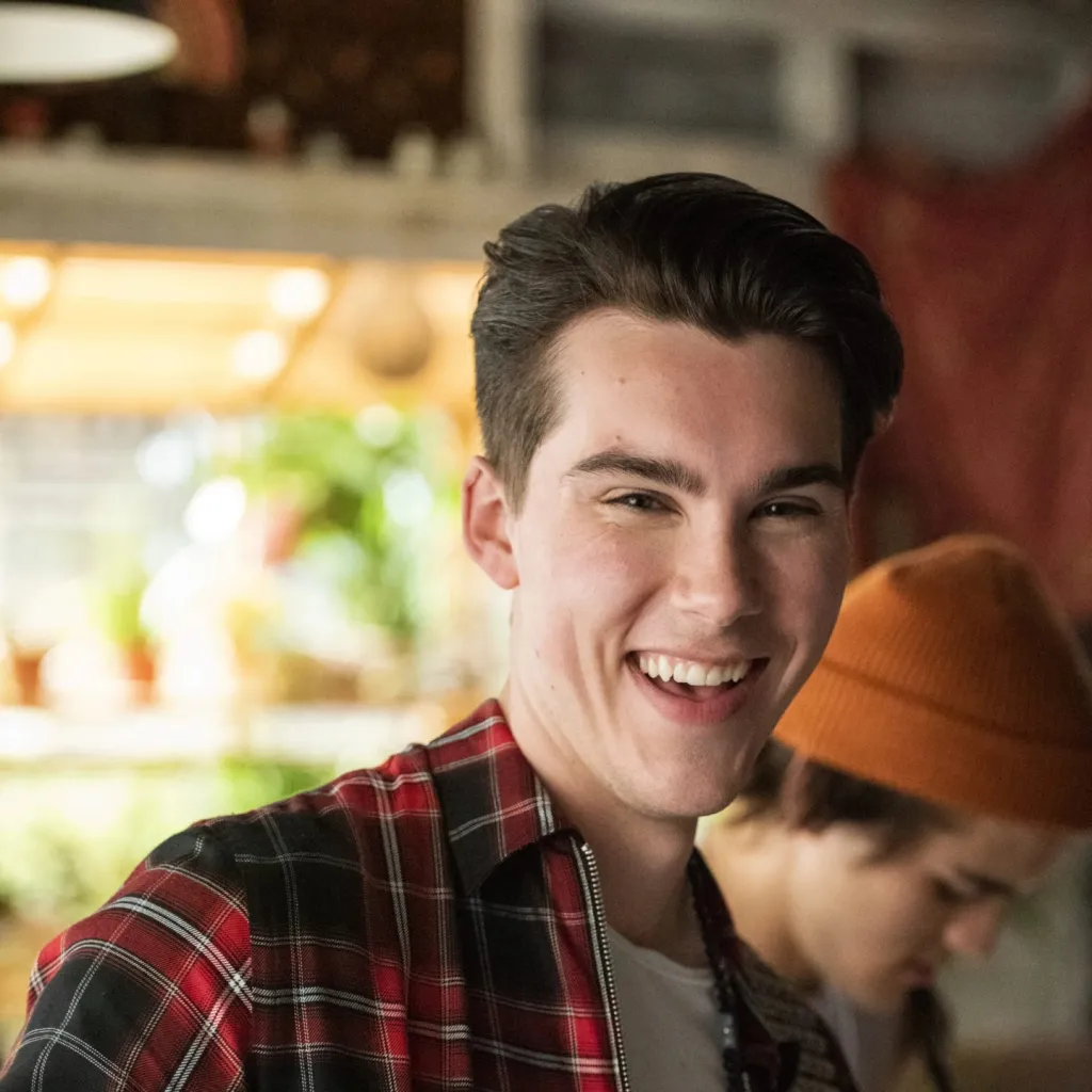 chat with ai character: Reggie Peters