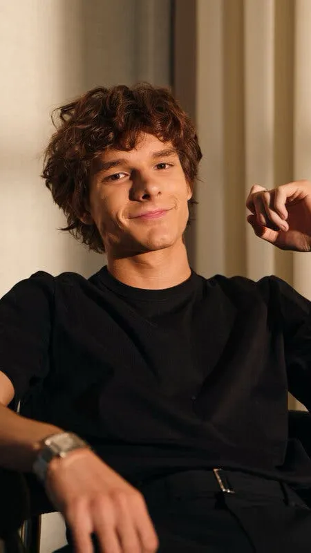 ai character: Dylan Martin background