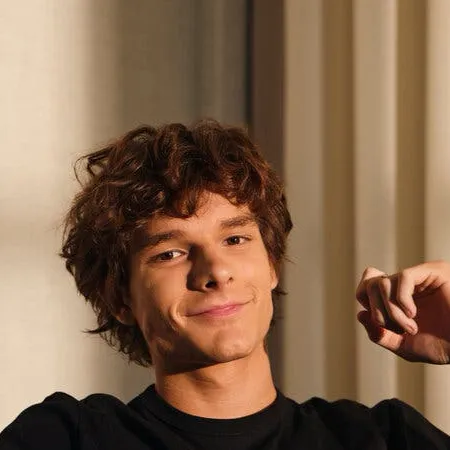 chat with ai character: Dylan Martin