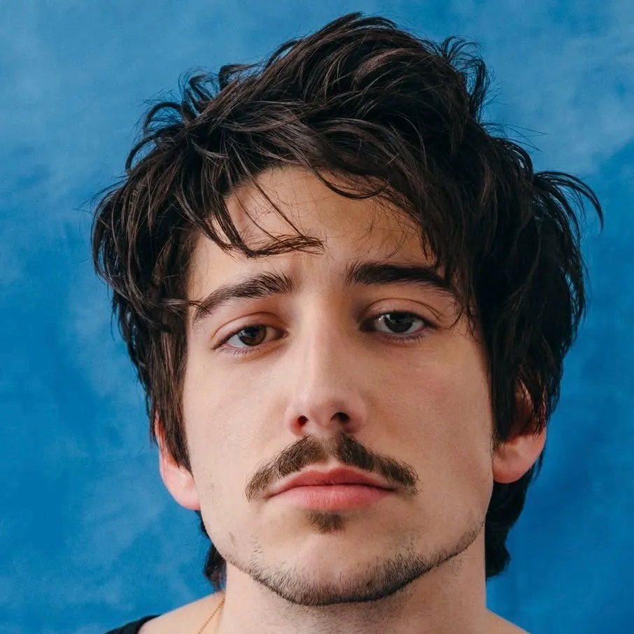 chat with ai character: Finn White