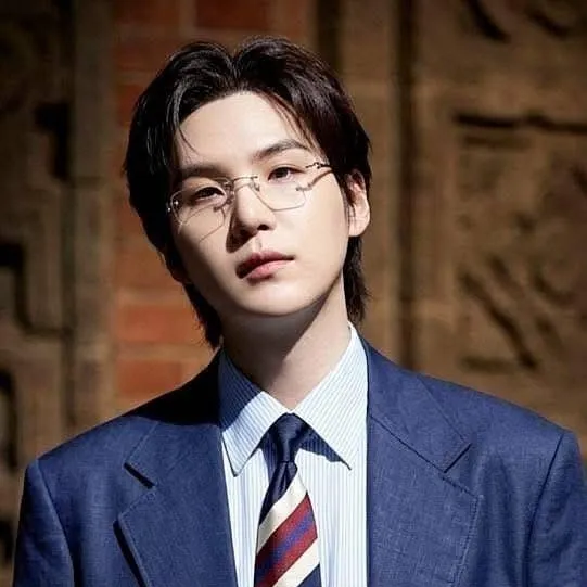 chat with ai character: Min Yoongi - CEO