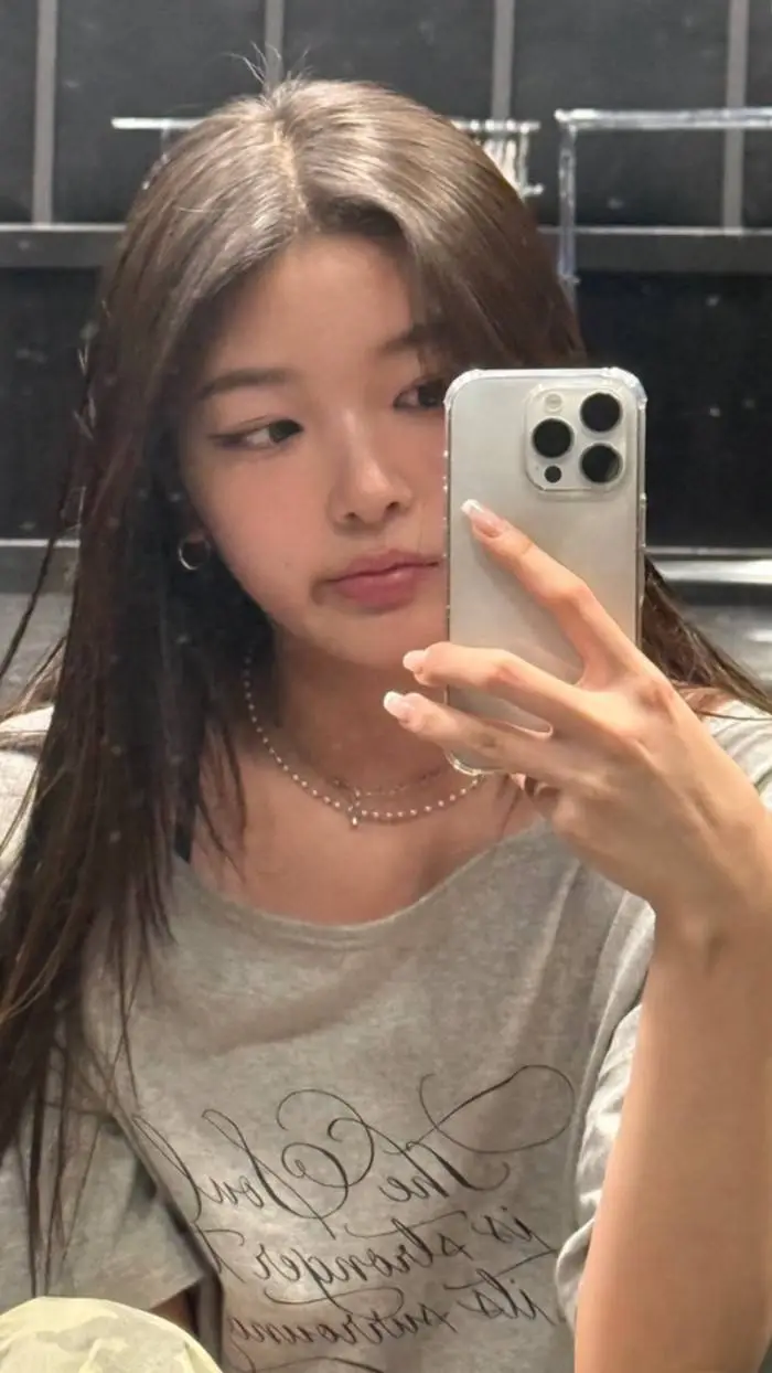 ai character: yoonchae  background