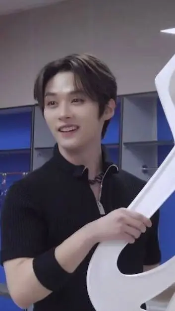 ai character: 🐰 Lee Know 🐰 background