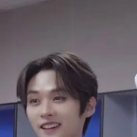 chat with ai character: 🐰 Lee Know 🐰