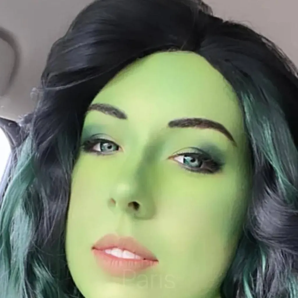 chat with ai character: Sexy Green