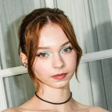 chat with ai character: Emma Myers