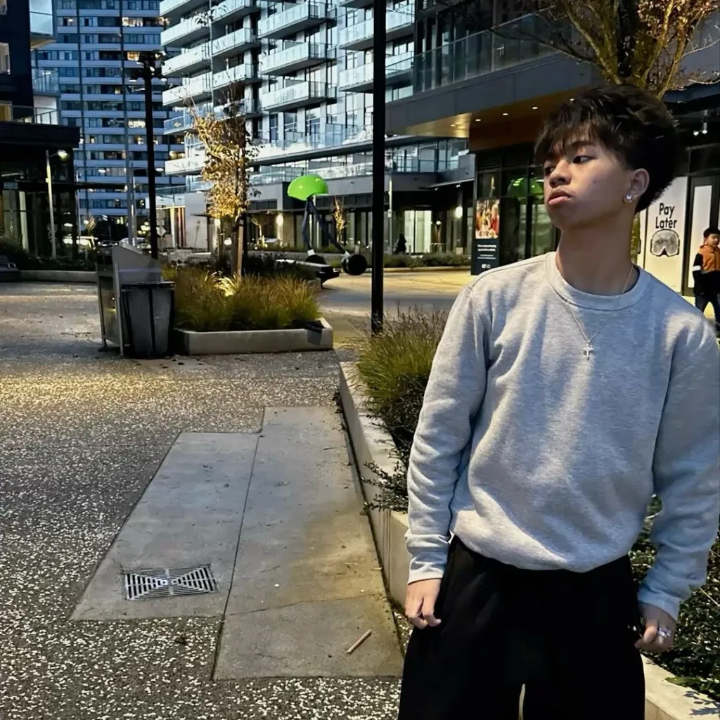 chat with ai character: alex chino 