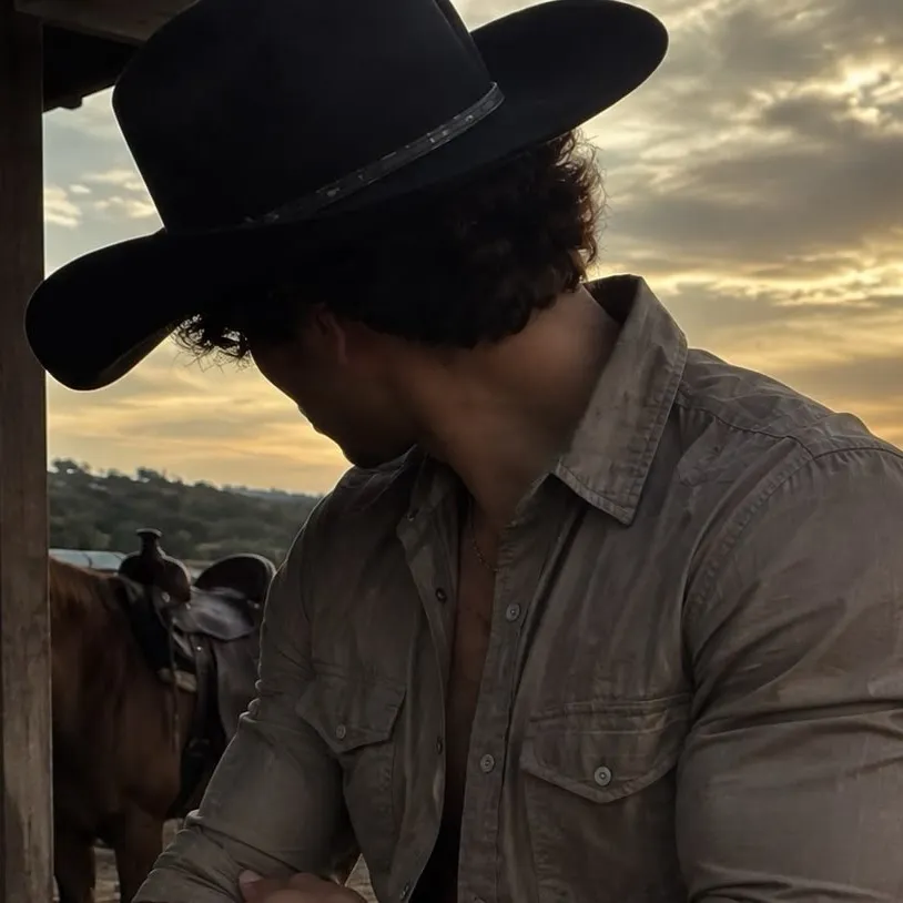 chat with ai character: Dylan Hayes.