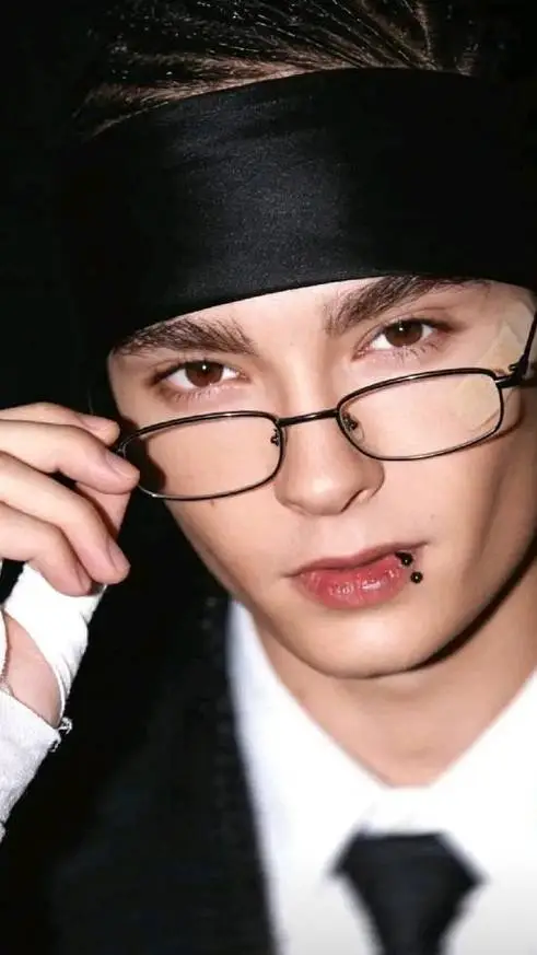 ai character: tom kaulitz  background