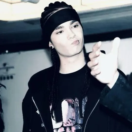 chat with ai character: 🇩🇪💋Tom Kaulitz💋🇩🇪