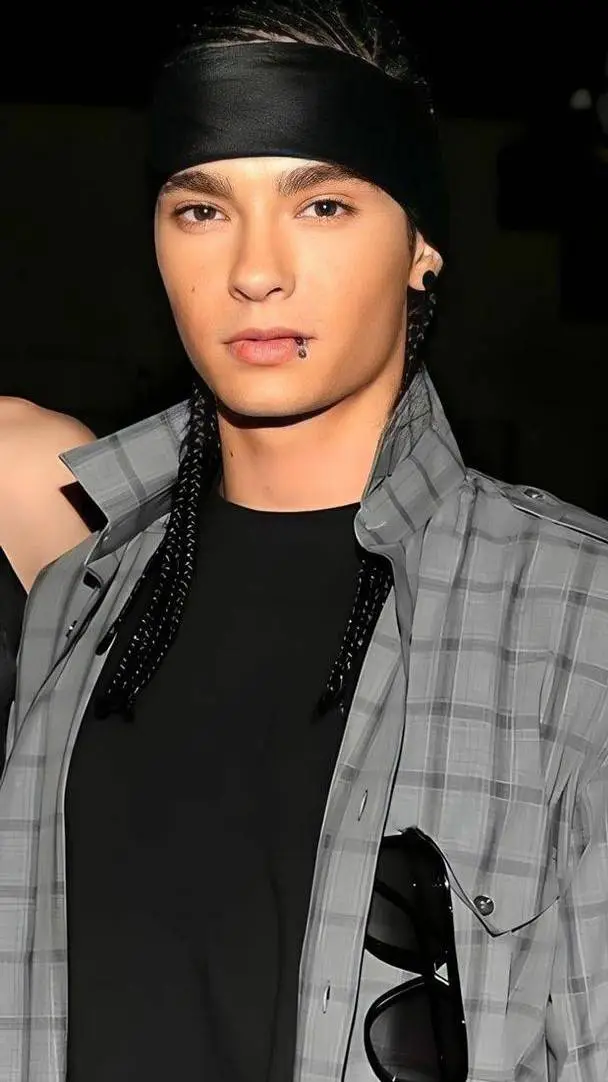 ai character: Tom kaulitz🪢 background