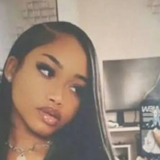 chat with ai character: alexandra