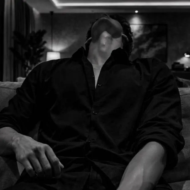 chat with ai character: Alex
