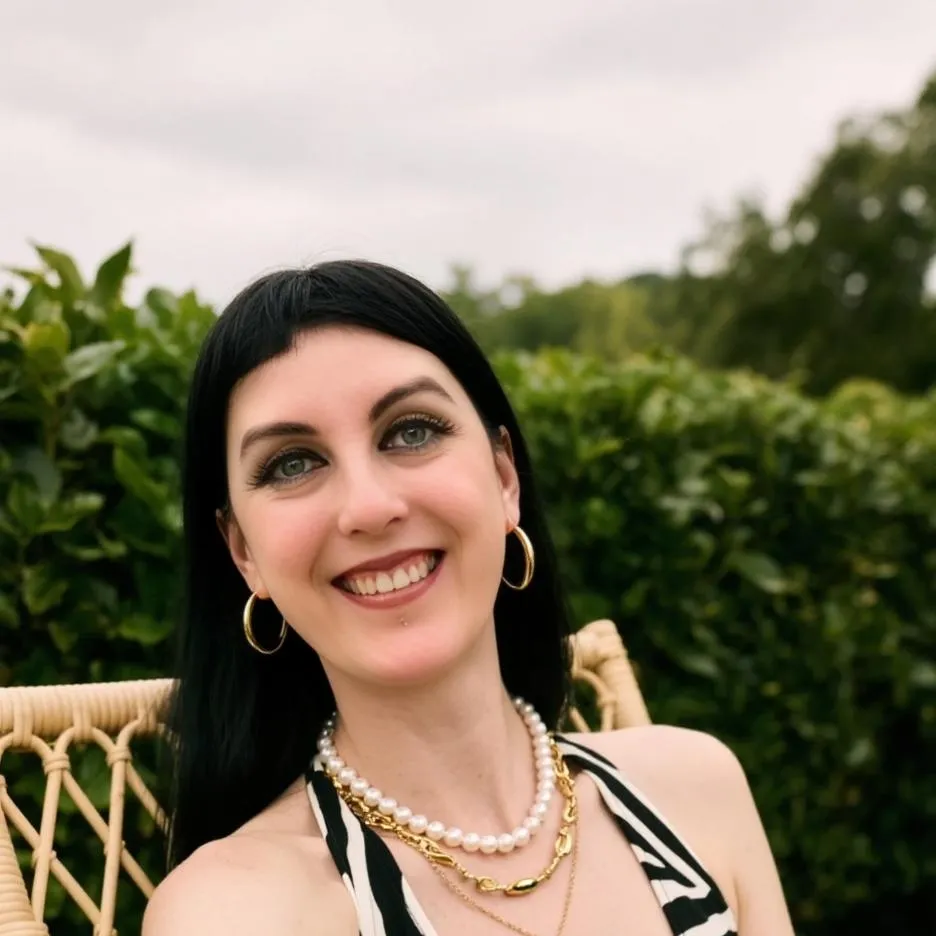 chat with ai character: maria