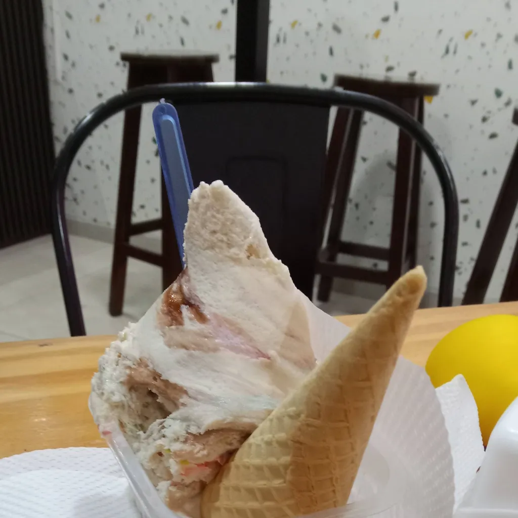 chat with ai character: helado 👽🍨