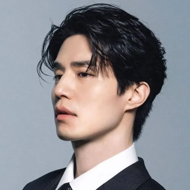 chat with ai character: lee gong wook 