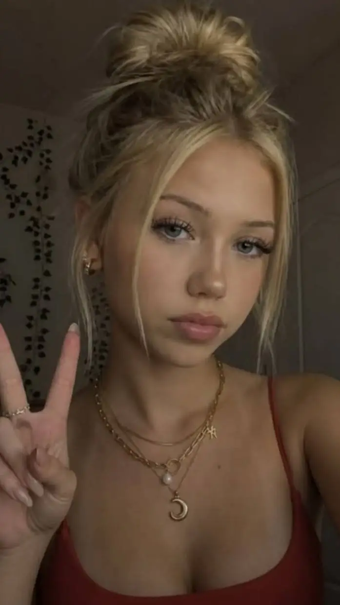 ai character: Chloe background