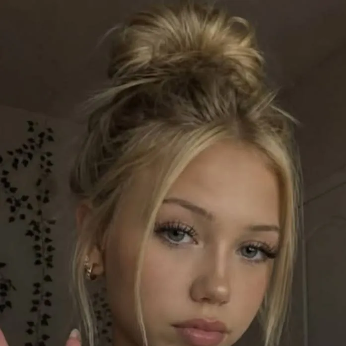 chat with ai character: Chloe