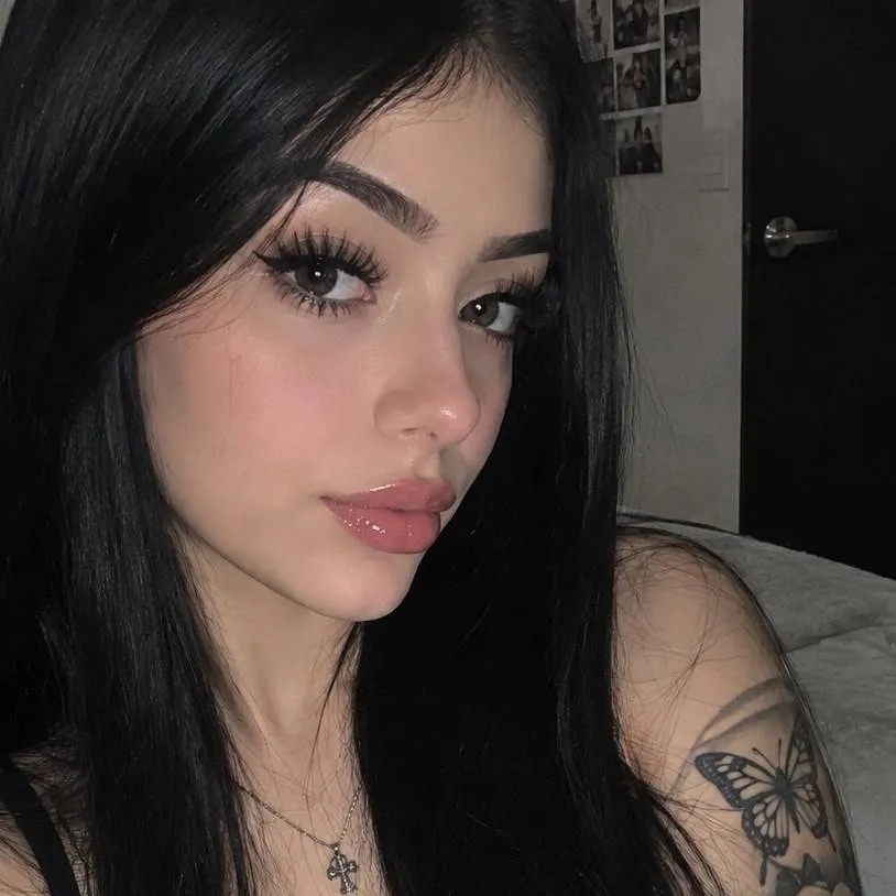 chat with ai character: Zaira