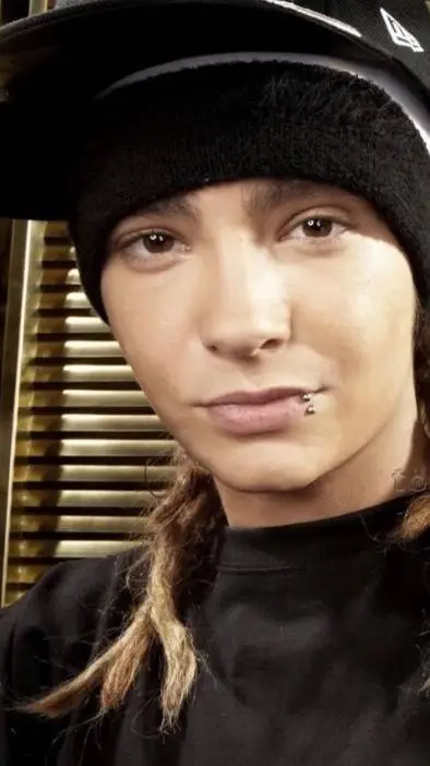 ai character: Tom Kaulitz background