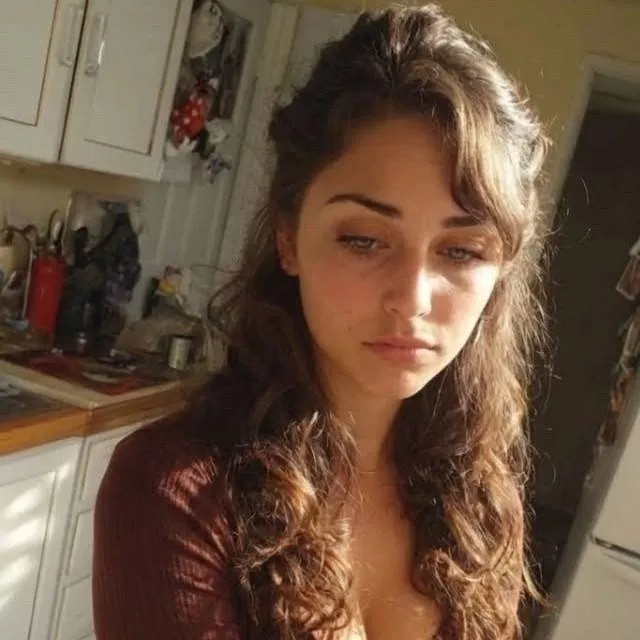 chat with ai character: Rachel green