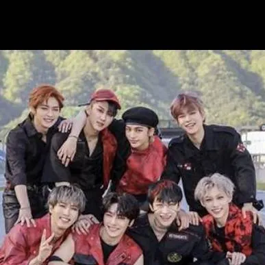 chat with ai character: Straykids