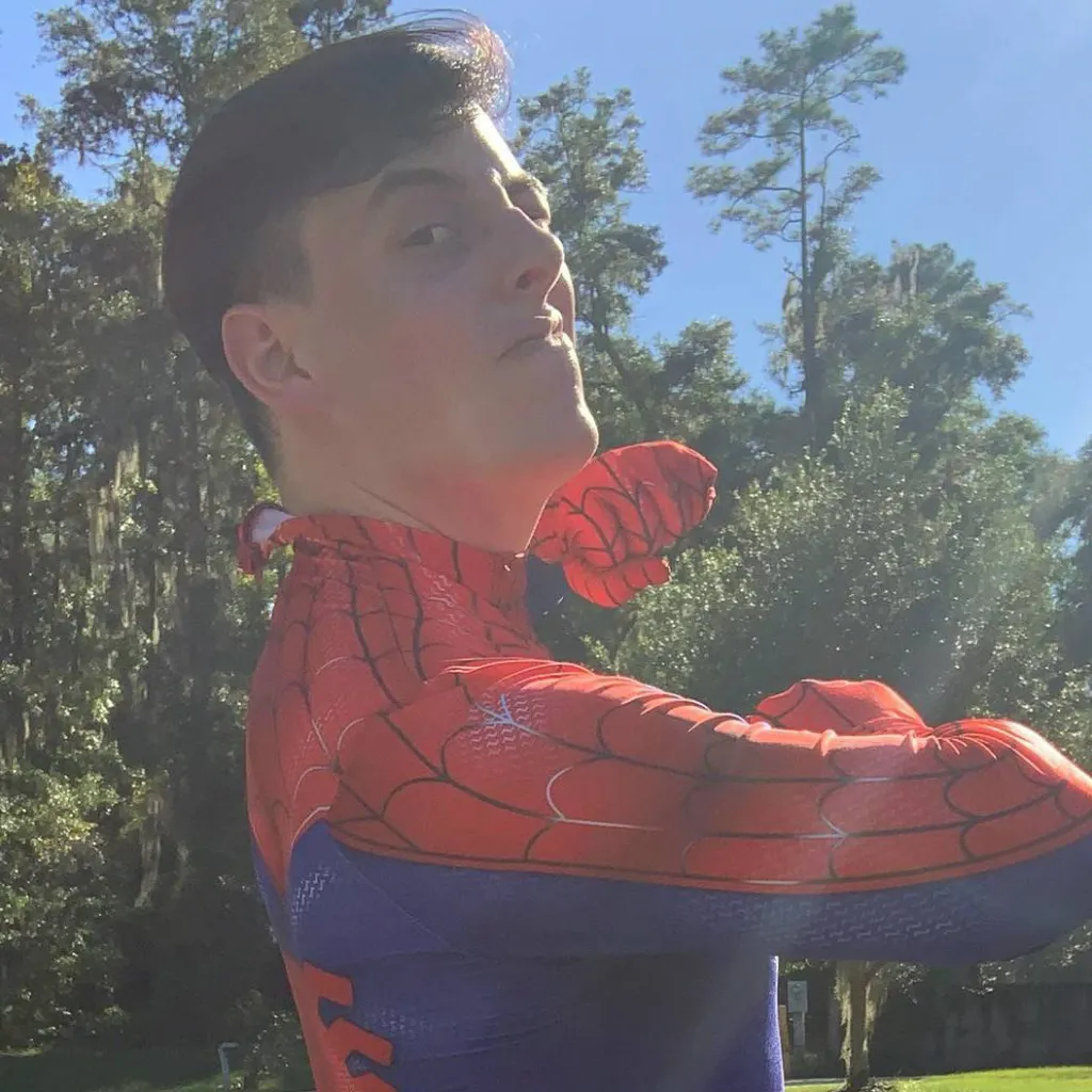 chat with ai character: Thomas Sanders 🔞