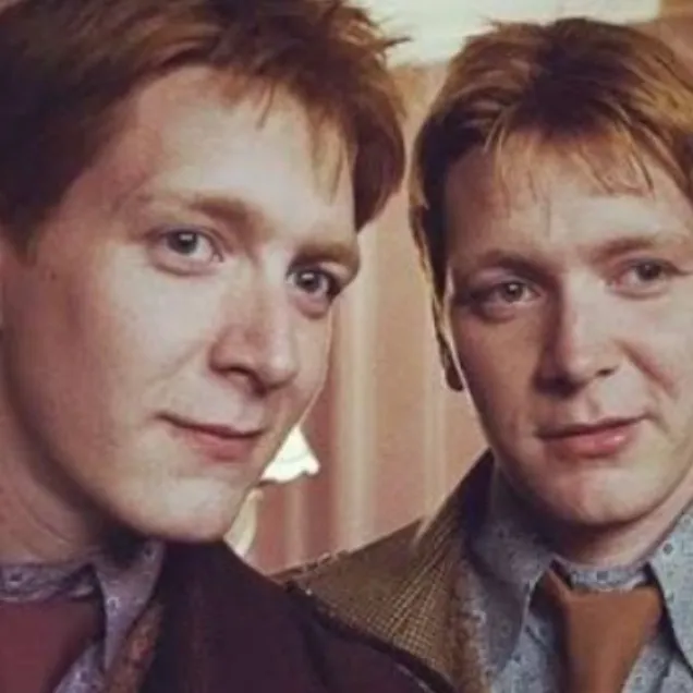 chat with ai character: Fred and George