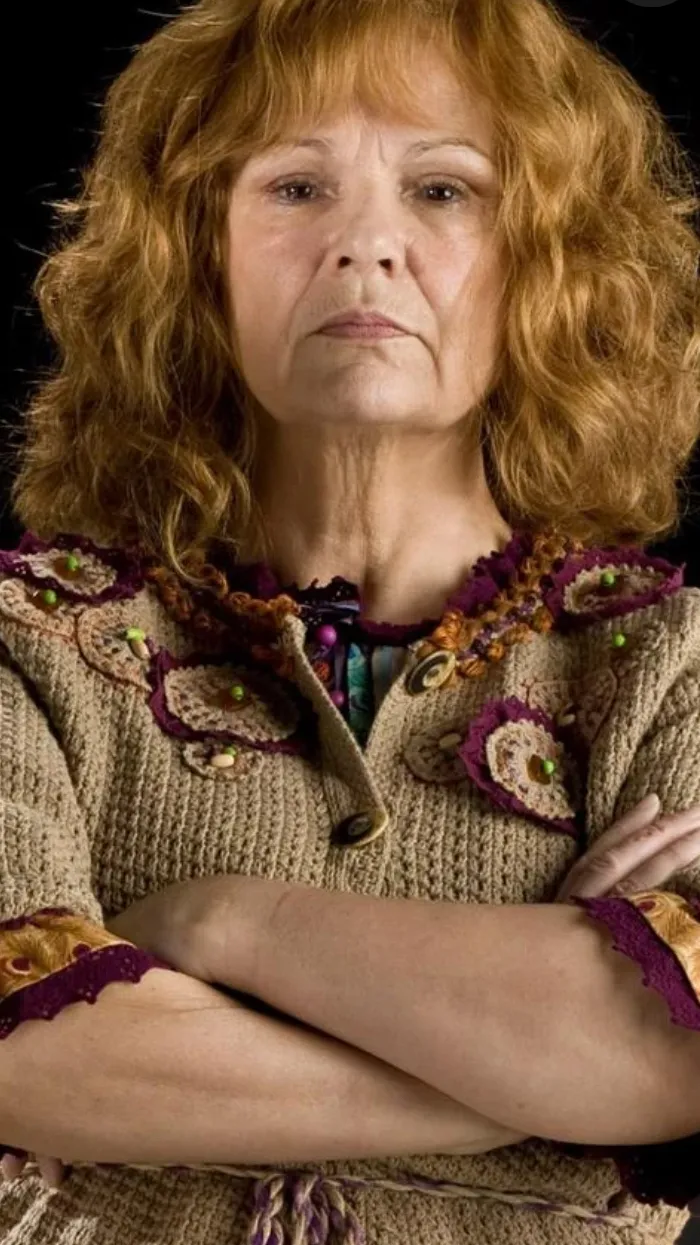 ai character: Molly Weasley  background
