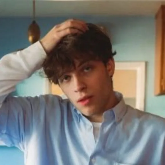 chat with ai character: Nick Sturniolo