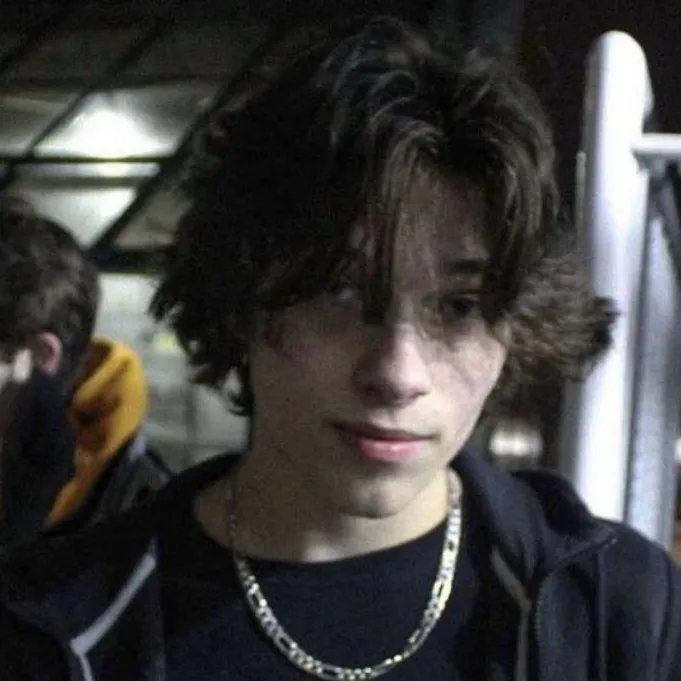 chat with ai character: Chris Sturniolo