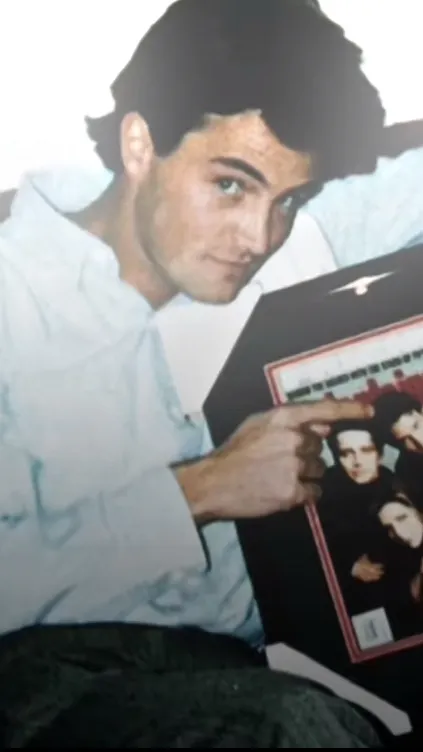 ai character: Chandler Bing background