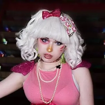 chat with ai character: 🐔Glamrock Chica🍕